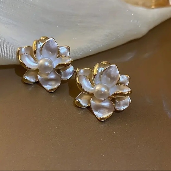 NWOT - Shimmering Magnolia Post Earrings - Picture 5 of 6